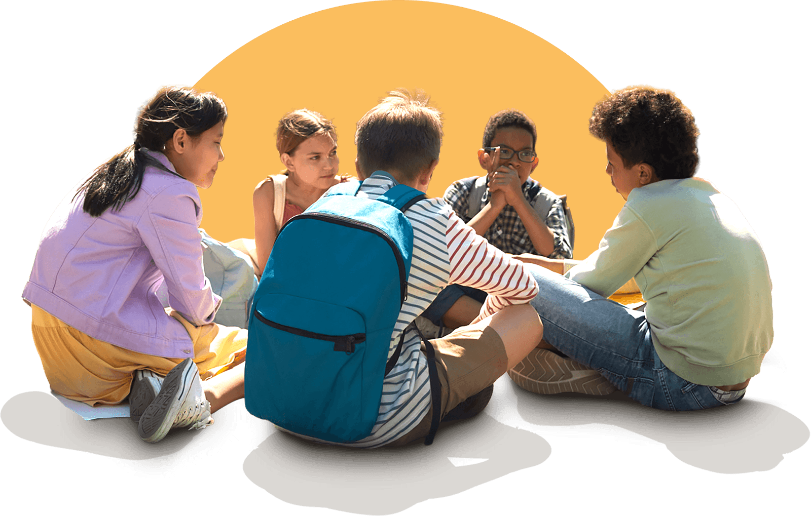 Basisschoolkinderen zitten in een kring op de grond